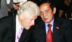 Cựu tổng thống Mỹ Bill Clinton trò chuyện với cựu đại sứ Việt Nam tại Mỹ Lê Công Phụng năm 2010 - Ảnh: tư liệu Tuổi Trẻ