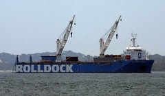 Tàu ngầm Kilo 185 tiến vào quân cảng Cam Ranh