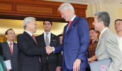 Tổng bí thư Nguyễn Phú Trọng, thứ hai từ phải sang, cùng cựu Tổng thống Mỹ Bill Clinton tại Hà Nội hôm 2/7. Ảnh: Reuters