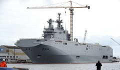 Tàu chiến Vladivostok, một trong hai tàu chiến lớp Mistral mà Paris đóng cho Moscow, neo tại nhà máy đóng tàu STX France ở Saint-Nazaire, miền tây Pháp, hồi năm ngoái. Ảnh:  AFP
