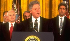 Các ông John Kerry (phải) và John McCain chứng kiến Tổng thống Bill Clinton thông báo bình thường hóa quan hệ với VN năm 1995 - Ảnh: Chụp màn hình