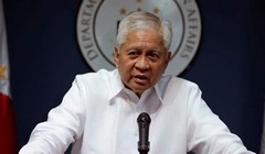 Ngoại trưởng Philippines Albert del Rosario vạch rõ âm mưu của Trung Quốc trên Biển Đông trong phiên tranh tụng tại tòa PCA. Ảnh: Philstar