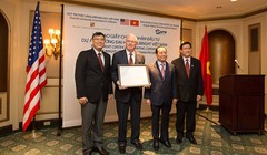 Trao chứng nhận đầu tư cho ĐH Fulbright 