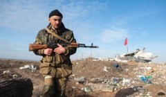 Tay súng ly khai miền đông Ukraine làm nhiệm vụ tại làng Frunze thuộc vùng Lugansk. Ảnh: AFP-TTXVN