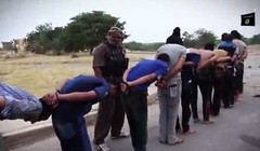 IS trói tay các nạn nhân và áp giải tới địa điểm hành quyết. Ảnh cắt từ video