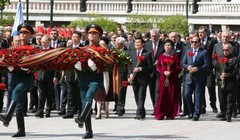 Chủ tịch nước Trương Tấn Sang cùng Tổng thống Nga Putin và nguyên thủ nhiều nước tham dự lễ đặt vòng hoa tại Đài tưởng niệm các Chiến sĩ vô danh nhân Lễ kỷ niệm 70 năm Chiến thắng trong Chiến tranh Vệ quốc vĩ đại, ngày 9/5/2015. Ảnh: Nguyễn Khang - TTXVN