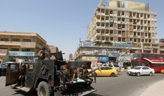 Lực lượng an ninh Iraq tuần tra phía ngoài chợ Shorja, trung tâm Baghdad, hôm 16/7. Ảnh: AFP.