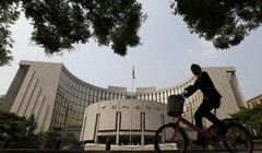 Ngân hàng Trung ương Trung Quốc ba lần cắt giảm lãi suất đã khuyến khích nhà đầu tư ồ ạt vay tiền mua cổ phiếu  - Ảnh: EPA