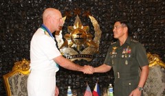 Đô đốc Scott Swift, Tư lệnh Hạm đội Thái Bình Dương của Mỹ, hôm nay bắt tay với Trung tướng Hernando Iriberri, Tham mưu trưởng Các Lực lượng Vũ trang Philippines. Ảnh: Inquirer
