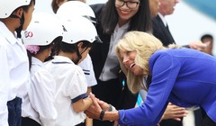 Bà Biden vui vẻ khi trò chuyện với những đứa trẻ Việt Nam đón bà tại sân bay quốc tế Nội Bài - Ảnh: NGUYỄN KHÁNH