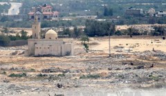 Xe quân sự Ai Cập tuần tra tại khu vực cửa khẩu Rafah, phía nam dải Gaza. Ảnh: AFP/TTXVN