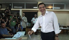 Thủ tướng Hy Lạp Alexis Tspiras tham gia bỏ phiếu trong cuộc trưng cầu dân ý (Ảnh: Tân Hoa Xã)