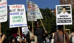 Người Mỹ da đen biểu tình ở New York để phản đối cảnh sát da trắng sử dụng vũ lực đối với người da đen - Ảnh: Reuters