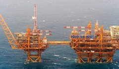 Một giàn khoan của Trung Quốc hoạt động gần khu vực nước này có tranh chấp với Nhật Bản trên biển Hoa Đông. Ảnh: AP.