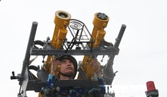 Chiến sĩ trẻ với 2 tên lửa phòng không tầm thấp A72 