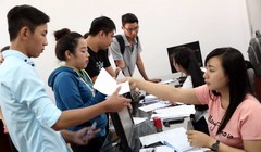 Thí sinh nộp hồ sơ phúc khảo tại Cơ quan đại diện Bộ GD-ĐT tại TP.HCM - Ảnh: Như Hùng