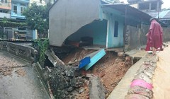  Nhà trọ tại phường Bãi Cháy, TP. Hạ Long bị sập trong đêm. Rất may ko có thiệt hại về người - Ảnh Linh Linh