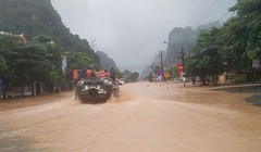 Xe quân sự của Quân khu 3 tới phường Quang Hanh, TP Cẩm Phả để đưa người dân đến nơi an toàn. Ảnh:Giang Chinh.