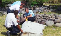 Các chuyên gia tiến hành kiểm tra mảnh vỡ nghi là của máy bay MH370 dạt vào bờ biển đảo Reunion, Pháp. Ảnh: Reuters