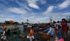 Tàu Trung Quốc chuẩn bị đổ ra Biển Đông. Ảnh: China