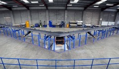 Máy bay không người lái Aquila của Facebook trong xưởng chế tạo - Ảnh: Reuters