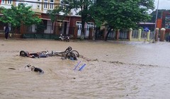 Vỡ đập ở Điện Biên, xe máy trôi khắp thị trấn