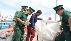 Ngư dân báo cáo với lực lượng biên phòng việc bị tàu Trung Quốc cướp phá - Ảnh: TRẦN MAI