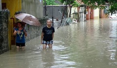 Người dân tổ 2 khu 2 phường Thanh Sơn, TP Uông Bí đi lại khó khăn do mưa lũ - Ảnh: Đức Hiếu