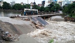 Mưa lớn khiến đập tràn tại phường Quang Trung, thành phố Uông Bí (Quảng Ninh) không thoát kịp, mực nước dâng cao, gây ngập lụt nhiều nhà dân... Nhằm tránh vỡ đập, chính quyền cho phá một đoạn bờ để nước thoát nhanh.