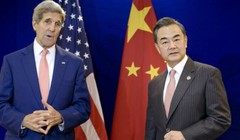 Ngoại trưởng Mỹ John Kerry và người đồng cấp Trung Quốc Vương Nghị. Ảnh: IBT