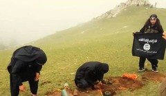 Nhóm phiến quân chôn lượng thuốc nổ xuống những cái hố đã được đào sẵn - Ảnh: Mirror.co.uk