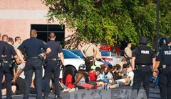 Những người biểu tình quá khích bị cảnh sát bắt giữ nhằm ngăn ngừa bạo lực bùng phát tại buổi tuần hành tưởng niệm một năm thanh niên da màu Michael Brown bị bắn chết ở Ferguson, Missouri ngày 10/8. Ảnh: AFP/TTXVN