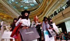 Giới trẻ siêu giàu mua sắm hàng hiệu