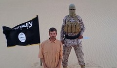 Con tin Croatia Salopek xuất hiện trong một đoạn video do IS tung lên mạng tuần trước Ảnh: Daily Mail