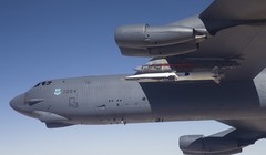 Máy bay B-52 của Mỹ mang theo phương tiện bay siêu thanh X-51 tới bãi thử nghiệm hồi tháng 5/2013. Ảnh: U.S Air Force