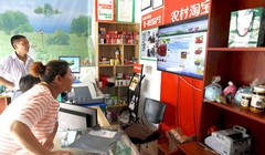 Người dân đến xem mua hàng ở cửa hàng của Alibaba ở thôn Kim Gia, TP Đồng Lư, tỉnh Chiết Giang. Tập đoàn bán lẻ qua mạng cho rằng thị trường nông thôn sẽ đem lại doanh thu đến 74 tỉ USD - Ảnh: Reuters