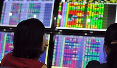 Cổ phiếu ngân hàng đồng loạt lao dốc, chứng khoán đỏ sàn