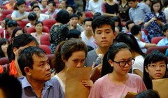 Thí sinh và người nhà làm thủ tục rút - nộp hồ sơ tại Đại học Kinh tế Quốc dân chiều 20/8. Ảnh:Quỳnh Trang.