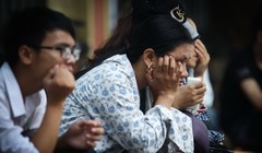 Vẻ mặt mệt mỏi của cả phụ huynh và thí sinh khi phải chờ đợi rút hồ sơ tại Trường ĐH Công nghiệp Hà Nội. Ảnh - Nguyễn Khánh