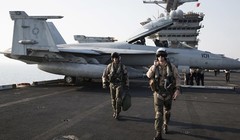 Phi công Mỹ trên đường băng tàu sân bay Theodore Roosevelt. Ảnh: NYTimes
