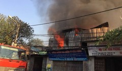 Khói và lửa bốc cao từ đám cháy.