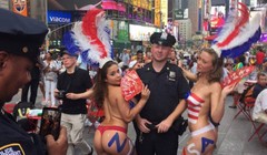 Cảnh sát New York bị chỉ trích dữ dội khi chụp ảnh cùng các cô gái khỏa thân 