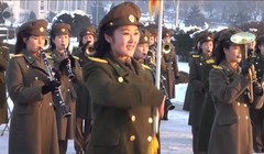 Những nữ quân nhân quân nhạc Bắc Triều Tiên biểu diễn trong ánh nắng chiều