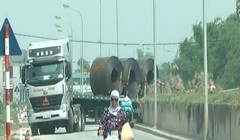 Một chiếc xe đầu kéo đi từ bãi tập kết qua cửa khẩu Phúc Lợi