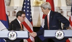 Ngoại trưởng Kerry (bên phải) 