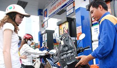 Xăng RON 92 và E5 giảm giá 1.198 đồng/lít