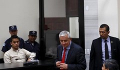 Ông Perez (giữa) tại tòa án hôm 3-9. Ảnh: Reuters