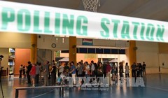 Cử tri Singapore chờ bỏ phiếu tại một điểm bầu cử ở Singapore ngày 11/9. Ảnh: AFP/TTXVN