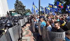 Xung đột giữa người biểu tình và cảnh sát Ukraine tại Kiev ngày 31/8. Ảnh: AFP/TTXVN