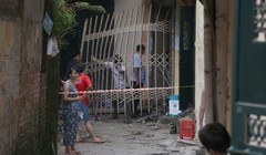 Cảnh sát phong tỏa ngôi nhà nơi xảy ra vụ nổ để điều tra. Ảnh: Bá Đô.